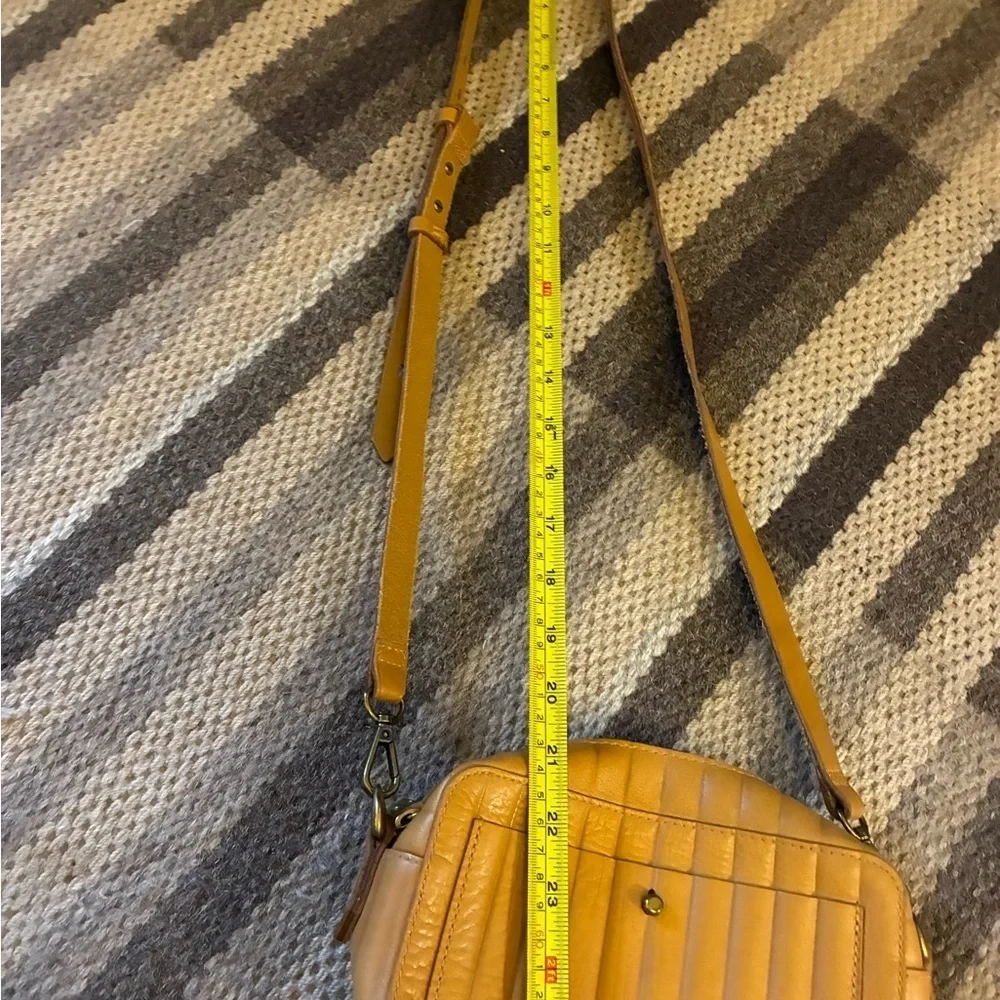 Madewell Women’s Transport Camera Leather Bag Crossbody Handbag in Tan